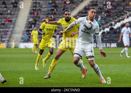 Ryan Edwards, de Burton Albion, est défié par les professeurs Richard Keogh de Milton Keynes lors de la première moitié du match de la Sky Bet League One entre MK Dons et Burton Albion au stade MK, Milton Keynes, le samedi 12th décembre 2020. (Photo de John Cripps/MI News/NurPhoto) Banque D'Images