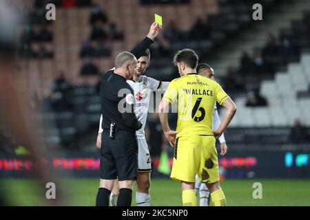 Graham Salisbury présente une carte jaune au Kieran Wallace de Burton Albion lors de la deuxième moitié du match de la Sky Bet League One entre MK Dons et Burton Albion au stade MK, Milton Keynes, le samedi 12th décembre 2020. (Photo de John Cripps/MI News/NurPhoto) Banque D'Images