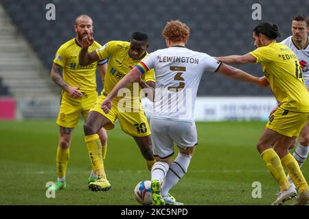 Lucas Akins de Burton Albion est défié par Dean Lewington, capitaine des doons de Milton Keynes, lors de la première moitié du match de la Sky Bet League One entre MK Dons et Burton Albion au stade MK, Milton Keynes, le samedi 12th décembre 2020. (Photo de John Cripps/MI News/NurPhoto) Banque D'Images