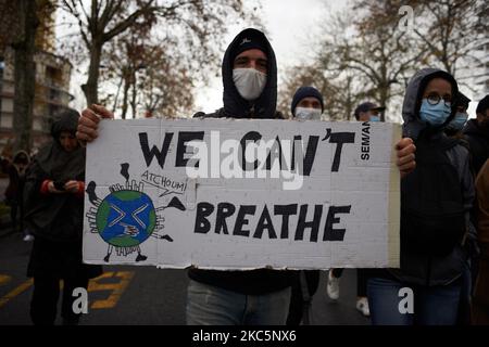 Des milliers de manifestants ont manifesté à nouveau contre le projet de loi sur la sécurité mondiale promu par le président français Macron et sa majorité et pour obtenir davantage de moyens pour le système de santé publique et les hôpitaux. Le projet de loi sur la sécurité mondiale interdit à quiconque de photographier ou de filmer des membres de la police s'il n'est pas bafoué : les transgresseurs pourraient être condamnés jusqu'à un an de prison et une amende de €45,000. Le projet de loi prévoit également de généraliser la reconnaissance faciale dans les espaces pubiens comme en Chine. Le défenseur français des droits, la Commission nationale française des droits de l'homme (organes administratifs) et l'organe des droits de l'homme de l'ONU condamnent le projet de loi Banque D'Images