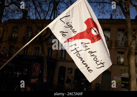 Drapeau de la Ligue des droits de l'homme (Ligue des droits de l'homme). Des milliers de manifestants ont manifesté à nouveau contre le projet de loi sur la sécurité mondiale promu par le président français Macron et sa majorité et pour obtenir davantage de moyens pour le système de santé publique et les hôpitaux. Le projet de loi sur la sécurité mondiale interdit à quiconque de photographier ou de filmer des membres de la police s'il n'est pas bafoué : les transgresseurs pourraient être condamnés jusqu'à un an de prison et une amende de €45,000. Le projet de loi prévoit également de généraliser la reconnaissance faciale dans les espaces pubiens comme en Chine. Le défenseur français des droits, la Commission nationale française des droits de l'homme (administr Banque D'Images