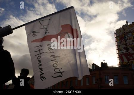 Un drapeau de la Ligue des droits de l'Homme (Ligue des droits de l'Homme). Des milliers de manifestants ont manifesté à nouveau contre le projet de loi sur la sécurité mondiale promu par le président français Macron et sa majorité et pour obtenir davantage de moyens pour le système de santé publique et les hôpitaux. Le projet de loi sur la sécurité mondiale interdit à quiconque de photographier ou de filmer des membres de la police s'il n'est pas bafoué : les transgresseurs pourraient être condamnés jusqu'à un an de prison et une amende de €45,000. Le projet de loi prévoit également de généraliser la reconnaissance faciale dans les espaces pubiens comme en Chine. Le défenseur français des droits, la Commission nationale française des droits de l'homme (adminis Banque D'Images