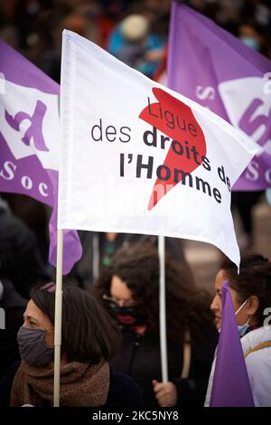 Une femme détient un drapeau de la Ligue des droits de l'homme. Des milliers de manifestants ont manifesté à nouveau contre le projet de loi sur la sécurité mondiale promu par le président français Macron et sa majorité et pour obtenir davantage de moyens pour le système de santé publique et les hôpitaux. Le projet de loi sur la sécurité mondiale interdit à quiconque de photographier ou de filmer des membres de la police s'il n'est pas bafoué : les transgresseurs pourraient être condamnés jusqu'à un an de prison et une amende de €45,000. Le projet de loi prévoit également de généraliser la reconnaissance faciale dans les espaces pubiens comme en Chine. Le défenseur français des droits, la Commission nationale française des droits de l'homme (organes administratifs) Banque D'Images