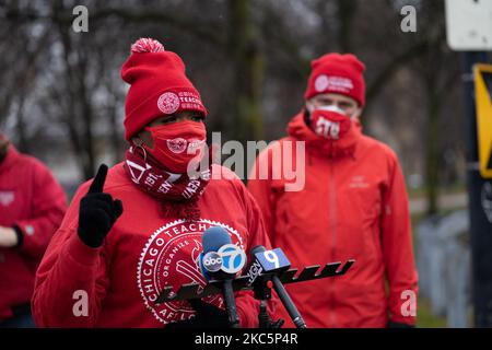 L'ancien professeur Tara Tims parle devant une caravane de voitures où les enseignants et les supporters se sont réunis pour exiger un retour sûr et équitable à l'apprentissage en personne pendant la pandémie COVID-19 à Chicago, il sur 12 décembre 2020. Certains enseignants des écoles publiques de Chicago devraient retourner dans les salles de classe sur 4 janvier 2021. (Photo de Max Herman/NurPhoto) Banque D'Images