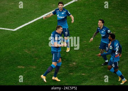 Artem Dzyuba (C) de Zenit Saint-Pétersbourg célèbre son but avec Alexei Sutormin (19), Sebastian Driussi (11) et Wendel lors du match de la première Ligue russe entre le FC Zenit Saint-Pétersbourg et le FC Dynamo Moscou sur 12 décembre 2020 à l'arène Gazprom à Saint-Pétersbourg, en Russie. (Photo de Mike Kireev/NurPhoto) Banque D'Images