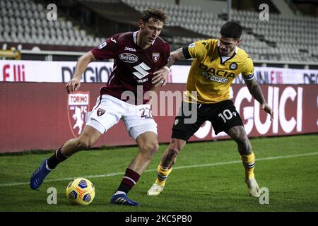 Le défenseur de Turin Mergim Vojvoda (27) lutte pour le ballon contre le milieu de terrain udinois Rodrigo de Paul (10) pendant le match de football n°11 TORINO - UDINESE sur 12 décembre 2020 au Stadio Olimpico Grande Torino à Turin, Piémont, Italie. Résultat final: Torino-Udinese 2-3. (Photo de Matteo Bottanelli/NurPhoto) Banque D'Images