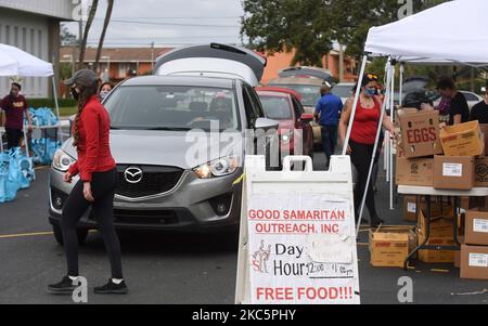 Les bénévoles chargent des voitures avec des dindes et d'autres services d'aide alimentaire pour les acteurs de Walt Disney World et d'autres personnes lors d'un événement de distribution de nourriture à 12 décembre 2020, à Orlando, en Floride. Tom et Sarah Bricker, un couple qui dirige le Disney Tourist Blog, ont recueilli plus de $64 000 000 dons en ligne pour la deuxième Harvest Food Bank of Central Florida, qui s'est associée à Good Samaritan Outreach pour aider les travailleurs de parc à thème chômeurs. (Photo de Paul Hennessy/NurPhoto) Banque D'Images