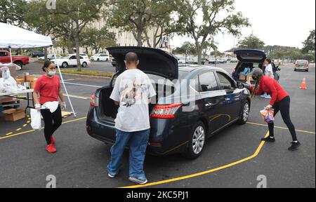 Les bénévoles chargent des voitures avec des dindes et d'autres services d'aide alimentaire pour les acteurs de Walt Disney World et d'autres personnes lors d'un événement de distribution de nourriture à 12 décembre 2020, à Orlando, en Floride. Tom et Sarah Bricker, un couple qui dirige le Disney Tourist Blog, ont recueilli plus de $64 000 000 dons en ligne pour la deuxième Harvest Food Bank of Central Florida, qui s'est associée à Good Samaritan Outreach pour aider les travailleurs de parc à thème chômeurs. (Photo de Paul Hennessy/NurPhoto) Banque D'Images