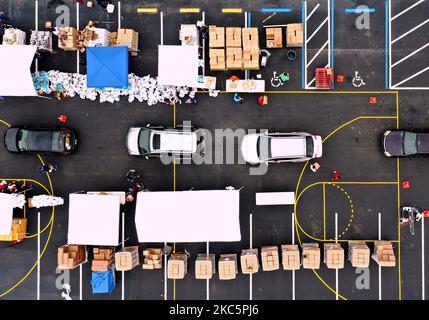 Dans cette vue aérienne à partir d'un drone, les bénévoles chargent des voitures avec des dindes et d'autres services d'aide alimentaire pour les acteurs de Walt Disney World mis à pied et d'autres lors d'un événement de distribution de nourriture sur 12 décembre 2020 à Orlando, en Floride. Tom et Sarah Bricker, un couple qui dirige le Disney Tourist Blog, ont recueilli plus de $64 000 000 dons en ligne pour la deuxième Harvest Food Bankof Central Florida, qui s'est associée à Good Samaritan Outreach pour aider les travailleurs de parc à thème chômeurs. (Photo de Paul Hennessy/NurPhoto) Banque D'Images