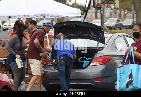 Les bénévoles chargent des voitures avec des dindes et d'autres services d'aide alimentaire pour les acteurs de Walt Disney World et d'autres personnes lors d'un événement de distribution de nourriture à 12 décembre 2020, à Orlando, en Floride. Tom et Sarah Bricker, un couple qui dirige le Disney Tourist Blog, ont recueilli plus de $64 000 000 dons en ligne pour la deuxième Harvest Food Bank of Central Florida, qui s'est associée à Good Samaritan Outreach pour aider les travailleurs de parc à thème chômeurs. (Photo de Paul Hennessy/NurPhoto) Banque D'Images