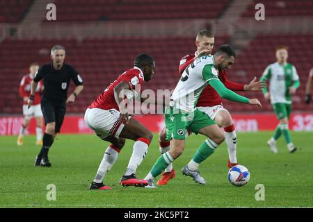 Troy Parrott de Millwall lutte pour possession avec George Saville de Middlesbrough lors du match de championnat Sky Bet entre Middlesbrough et Millwall au stade Riverside, Middlesbrough, le samedi 12th décembre 2020. (Photo de Mark Fletcher/MI News/NurPhoto) Banque D'Images