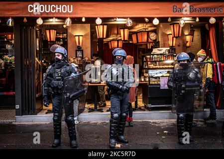 Samedi 12 décembre, des milliers de personnes ont manifesté à Paris contre la loi sur la sécurité mondiale. 150 personnes et journalistes ont été arrêtés par la police et plusieurs ont été blessés. (Photo de Fabien Palueau/NurPhoto) Banque D'Images