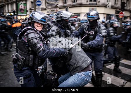 Samedi 12 décembre, des milliers de personnes ont manifesté à Paris contre la loi sur la sécurité mondiale. 150 personnes et journalistes ont été arrêtés par la police et plusieurs ont été blessés. (Photo de Fabien Palueau/NurPhoto) Banque D'Images