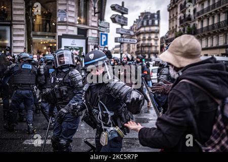 Samedi 12 décembre, des milliers de personnes ont manifesté à Paris contre la loi sur la sécurité mondiale. 150 personnes et journalistes ont été arrêtés par la police et plusieurs ont été blessés. (Photo de Fabien Palueau/NurPhoto) Banque D'Images