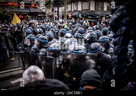 Samedi 12 décembre, des milliers de personnes ont manifesté à Paris contre la loi sur la sécurité mondiale. 150 personnes et journalistes ont été arrêtés par la police et plusieurs ont été blessés. (Photo de Fabien Palueau/NurPhoto) Banque D'Images