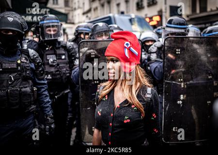 Samedi 12 décembre, des milliers de personnes ont manifesté à Paris contre la loi sur la sécurité mondiale. 150 personnes et journalistes ont été arrêtés par la police et plusieurs ont été blessés. (Photo de Fabien Palueau/NurPhoto) Banque D'Images
