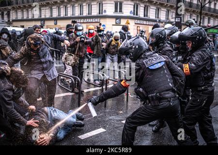 Samedi 12 décembre, des milliers de personnes ont manifesté à Paris contre la loi sur la sécurité mondiale. 150 personnes et journalistes ont été arrêtés par la police et plusieurs ont été blessés. (Photo de Fabien Palueau/NurPhoto) Banque D'Images