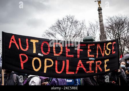 Samedi 12 décembre, des milliers de personnes ont manifesté à Paris contre la loi sur la sécurité mondiale. 150 personnes et journalistes ont été arrêtés par la police et plusieurs ont été blessés. (Photo de Fabien Palueau/NurPhoto) Banque D'Images