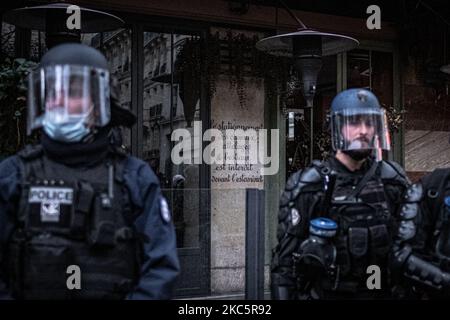 Samedi 12 décembre, des milliers de personnes ont manifesté à Paris contre la loi sur la sécurité mondiale. 150 personnes et journalistes ont été arrêtés par la police et plusieurs ont été blessés. (Photo de Fabien Palueau/NurPhoto) Banque D'Images
