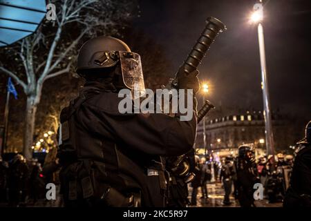 Samedi 12 décembre, des milliers de personnes ont manifesté à Paris contre la loi sur la sécurité mondiale. 150 personnes et journalistes ont été arrêtés par la police et plusieurs ont été blessés. (Photo de Fabien Palueau/NurPhoto) Banque D'Images
