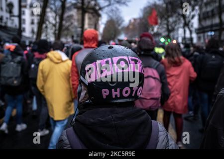Samedi 12 décembre, des milliers de personnes ont manifesté à Paris contre la loi sur la sécurité mondiale. 150 personnes et journalistes ont été arrêtés par la police et plusieurs ont été blessés. (Photo de Fabien Palueau/NurPhoto) Banque D'Images