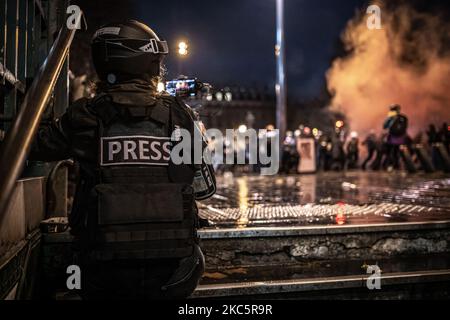 Samedi 12 décembre, des milliers de personnes ont manifesté à Paris contre la loi sur la sécurité mondiale. 150 personnes et journalistes ont été arrêtés par la police et plusieurs ont été blessés. (Photo de Fabien Palueau/NurPhoto) Banque D'Images