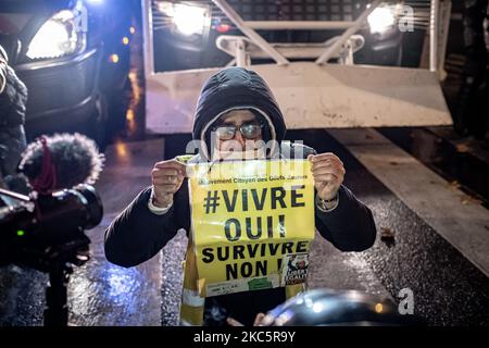 Samedi 12 décembre, des milliers de personnes ont manifesté à Paris contre la loi sur la sécurité mondiale. 150 personnes et journalistes ont été arrêtés par la police et plusieurs ont été blessés. (Photo de Fabien Palueau/NurPhoto) Banque D'Images