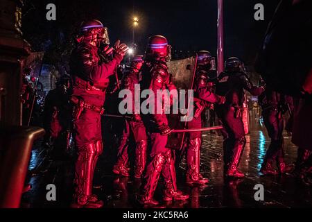 Samedi 12 décembre, des milliers de personnes ont manifesté à Paris contre la loi sur la sécurité mondiale. 150 personnes et journalistes ont été arrêtés par la police et plusieurs ont été blessés. (Photo de Fabien Palueau/NurPhoto) Banque D'Images