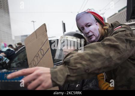 L'homme porte un uniforme de police comuniste modifié pendant que nous allons pour la liberté nous allons pour tout protester organisé par la grève des femmes et des entrepreneurs anti-lock contre le gouvernement SIP à l'anniversaire de l'épidémie de loi martiale communiste à Varsovie sur 13 décembre 2020. (Photo de Maciej Luczniewski/NurPhoto) Banque D'Images