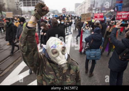 L'homme montre le geste de poing pendant que nous allons pour la liberté nous allons pour tout la protestation organisée par les entrepreneurs de la grève de Womens et de l'anti-verrouillage contre le gouvernement de SIP à l'anniversaire de la crise de la loi martiale communiste à Varsovie sur 13 décembre 2020. (Photo de Maciej Luczniewski/NurPhoto) Banque D'Images