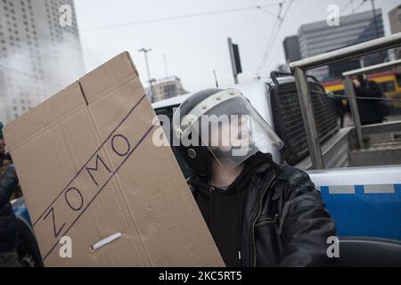 L'homme porte un uniforme de police comuniste modifié pendant que nous allons pour la liberté nous allons pour tout protester organisé par la grève des femmes et des entrepreneurs anti-lock contre le gouvernement SIP à l'anniversaire de l'épidémie de loi martiale communiste à Varsovie sur 13 décembre 2020. (Photo de Maciej Luczniewski/NurPhoto) Banque D'Images