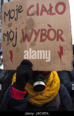 Femme tient la bannière mon corps mon choix pendant que nous allons pour la liberté nous allons pour tout de protestation organisée par les femmes de grève et de l'anti-Lockdown entrepreneurs contre le gouvernement SIP à l'anniversaire de la crise de la loi martiale communiste à Varsovie sur 13 décembre 2020. (Photo de Maciej Luczniewski/NurPhoto) Banque D'Images