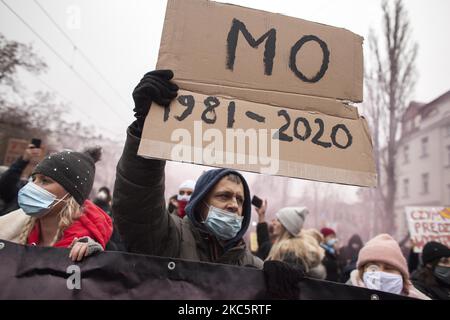 Man tient la bannière Mo 1981 2020 pendant que nous allons pour la liberté nous allons pour tout la protestation organisée par les entrepreneurs de la grève de Womens et de l'anti-verrouillage contre le gouvernement de SIP à l'anniversaire de la crise de la loi martiale communiste à Varsovie sur 13 décembre 2020. (Photo de Maciej Luczniewski/NurPhoto) Banque D'Images