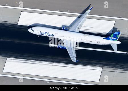 Atterrissage d'un avion JetBlue Airbus A321 sur la piste de l'aéroport. Avion A321 de la compagnie aérienne Jet Blue enregistré sous le nom N979JT. Banque D'Images