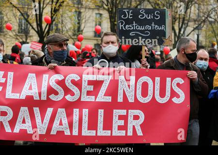 Les manifestants brandissent des pancartes et des banderoles sur 14 décembre 2020 à Paris lors d'une démonstration de propriétaires d'hôtels et de restaurants ainsi que de professionnels du tourisme pour exiger la réouverture de leur entreprise au milieu de la pandémie de Covid-19, causée par le nouveau coronavirus. (Photo de Michel Stoupak/NurPhoto) Banque D'Images