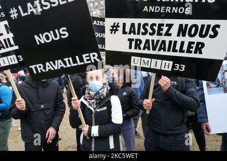 Les manifestants brandissent des pancartes et des banderoles sur 14 décembre 2020 à Paris lors d'une démonstration de propriétaires d'hôtels et de restaurants ainsi que de professionnels du tourisme pour exiger la réouverture de leur entreprise au milieu de la pandémie de Covid-19, causée par le nouveau coronavirus. (Photo de Michel Stoupak/NurPhoto) Banque D'Images