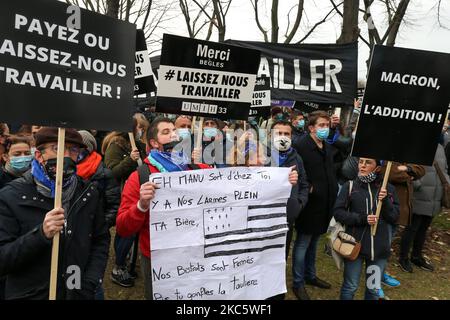 Les manifestants brandissent des pancartes et des banderoles sur 14 décembre 2020 à Paris lors d'une démonstration de propriétaires d'hôtels et de restaurants ainsi que de professionnels du tourisme pour exiger la réouverture de leur entreprise au milieu de la pandémie de Covid-19, causée par le nouveau coronavirus. (Photo de Michel Stoupak/NurPhoto) Banque D'Images