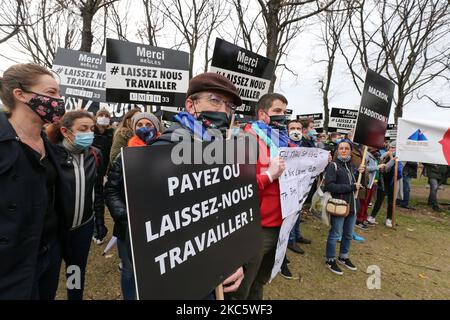 Les manifestants brandissent des pancartes et des banderoles sur 14 décembre 2020 à Paris lors d'une démonstration de propriétaires d'hôtels et de restaurants ainsi que de professionnels du tourisme pour exiger la réouverture de leur entreprise au milieu de la pandémie de Covid-19, causée par le nouveau coronavirus. (Photo de Michel Stoupak/NurPhoto) Banque D'Images