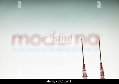 Illustration photo d'une seringue médicale avec aiguille vue devant le logo de la société pharmaceutique Moderna. Moderna s'attend à ce que la décision américaine, une approbation pour une utilisation d'urgence, le candidat vaccin mRNA-1273 sur 17 décembre 2020 de la FDA et l'approbation européenne pour le vaccin COVID-19 en janvier 2021. Moderna est une société américaine de biotechnologie basée à Cambridge, Massachusetts, qui développe des technologies de vaccins basées sur l'ARNm de l'ARN messager. La pandémie du coronavirus, l'une des plus grandes crises sanitaires au monde, entraînera le plus grand programme de vaccination de l'histoire humaine. Poste Banque D'Images