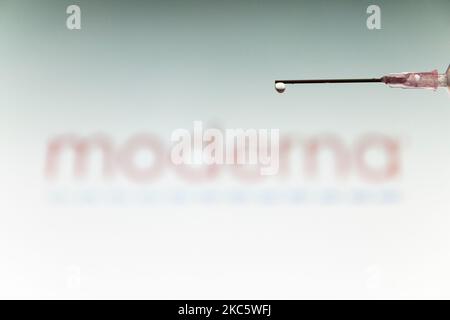 Illustration photo d'une seringue médicale avec aiguille vue devant le logo de la société pharmaceutique Moderna. Moderna s'attend à ce que la décision américaine, une approbation pour une utilisation d'urgence, le candidat vaccin mRNA-1273 sur 17 décembre 2020 de la FDA et l'approbation européenne pour le vaccin COVID-19 en janvier 2021. Moderna est une société américaine de biotechnologie basée à Cambridge, Massachusetts, qui développe des technologies de vaccins basées sur l'ARNm de l'ARN messager. La pandémie du coronavirus, l'une des plus grandes crises sanitaires au monde, entraînera le plus grand programme de vaccination de l'histoire humaine. Poste Banque D'Images
