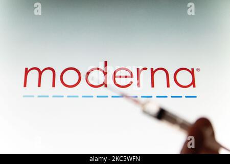 Illustration photo d'une seringue médicale avec aiguille vue devant le logo de la société pharmaceutique Moderna. Moderna s'attend à ce que la décision américaine, une approbation pour une utilisation d'urgence, le candidat vaccin mRNA-1273 sur 17 décembre 2020 de la FDA et l'approbation européenne pour le vaccin COVID-19 en janvier 2021. Moderna est une société américaine de biotechnologie basée à Cambridge, Massachusetts, qui développe des technologies de vaccins basées sur l'ARNm de l'ARN messager. La pandémie du coronavirus, l'une des plus grandes crises sanitaires au monde, entraînera le plus grand programme de vaccination de l'histoire humaine. Poste Banque D'Images