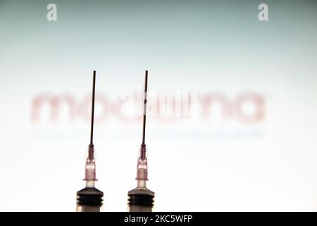 Illustration photo d'une seringue médicale avec aiguille vue devant le logo de la société pharmaceutique Moderna. Moderna s'attend à ce que la décision américaine, une approbation pour une utilisation d'urgence, le candidat vaccin mRNA-1273 sur 17 décembre 2020 de la FDA et l'approbation européenne pour le vaccin COVID-19 en janvier 2021. Moderna est une société américaine de biotechnologie basée à Cambridge, Massachusetts, qui développe des technologies de vaccins basées sur l'ARNm de l'ARN messager. La pandémie du coronavirus, l'une des plus grandes crises sanitaires au monde, entraînera le plus grand programme de vaccination de l'histoire humaine. Poste Banque D'Images