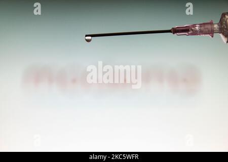 Illustration photo d'une seringue médicale avec aiguille vue devant le logo de la société pharmaceutique Moderna. Moderna s'attend à ce que la décision américaine, une approbation pour une utilisation d'urgence, le candidat vaccin mRNA-1273 sur 17 décembre 2020 de la FDA et l'approbation européenne pour le vaccin COVID-19 en janvier 2021. Moderna est une société américaine de biotechnologie basée à Cambridge, Massachusetts, qui développe des technologies de vaccins basées sur l'ARNm de l'ARN messager. La pandémie du coronavirus, l'une des plus grandes crises sanitaires au monde, entraînera le plus grand programme de vaccination de l'histoire humaine. Poste Banque D'Images