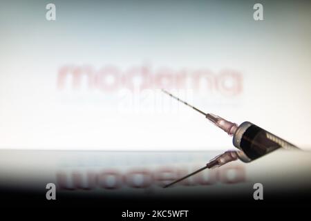 Illustration photo d'une seringue médicale avec aiguille vue devant le logo de la société pharmaceutique Moderna. Moderna s'attend à ce que la décision américaine, une approbation pour une utilisation d'urgence, le candidat vaccin mRNA-1273 sur 17 décembre 2020 de la FDA et l'approbation européenne pour le vaccin COVID-19 en janvier 2021. Moderna est une société américaine de biotechnologie basée à Cambridge, Massachusetts, qui développe des technologies de vaccins basées sur l'ARNm de l'ARN messager. La pandémie du coronavirus, l'une des plus grandes crises sanitaires au monde, entraînera le plus grand programme de vaccination de l'histoire humaine. Poste Banque D'Images