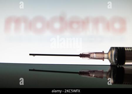 Illustration photo d'une seringue médicale avec aiguille vue devant le logo de la société pharmaceutique Moderna. Moderna s'attend à ce que la décision américaine, une approbation pour une utilisation d'urgence, le candidat vaccin mRNA-1273 sur 17 décembre 2020 de la FDA et l'approbation européenne pour le vaccin COVID-19 en janvier 2021. Moderna est une société américaine de biotechnologie basée à Cambridge, Massachusetts, qui développe des technologies de vaccins basées sur l'ARNm de l'ARN messager. La pandémie du coronavirus, l'une des plus grandes crises sanitaires au monde, entraînera le plus grand programme de vaccination de l'histoire humaine. Poste Banque D'Images