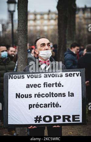 Le personnel supplémentaire des restaurants membres de l'OPRE était également présent le 14 décembre 2020, lorsque plusieurs milliers de directeurs de bars, Des restaurants et des discothèques ont manifesté à Paris sur l'esplanade des Invalides pour protester contre la fermeture de leurs établissements au moins jusqu'au 20 janvier en raison de la situation sanitaire liée au coronavirus COVID-19. Les propriétaires d'événements et d'entreprises de loisirs se sont joints à la manifestation, dont la devise était 'Laissez-nous travailler'. (Photo de Samuel Boivin/NurPhoto) Banque D'Images