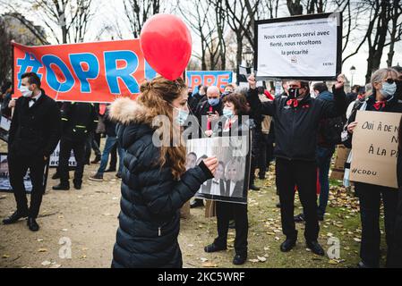 De nombreux manifestants vêtus de chapeaux de chef tenant des signes avec des slogans contre la fermeture des établissements le 14 décembre 2020, lorsque plusieurs milliers de directeurs de bars, Des restaurants et des discothèques ont manifesté à Paris sur l'esplanade des Invalides pour protester contre la fermeture de leurs établissements au moins jusqu'au 20 janvier en raison de la situation sanitaire liée au coronavirus COVID-19. Les propriétaires d'événements et d'entreprises de loisirs se sont joints à la manifestation, dont la devise était 'Laissez-nous travailler'. (Photo de Samuel Boivin/NurPhoto) Banque D'Images