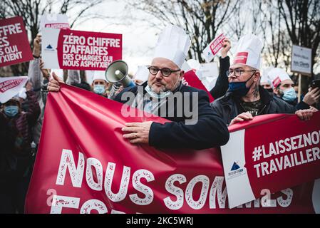 De nombreux manifestants vêtus de chapeaux de chef tenant des signes avec des slogans contre la fermeture des établissements le 14 décembre 2020, lorsque plusieurs milliers de directeurs de bars, Des restaurants et des discothèques ont manifesté à Paris sur l'esplanade des Invalides pour protester contre la fermeture de leurs établissements au moins jusqu'au 20 janvier en raison de la situation sanitaire liée au coronavirus COVID-19. Les propriétaires d'événements et d'entreprises de loisirs se sont joints à la manifestation, dont la devise était 'Laissez-nous travailler'. (Photo de Samuel Boivin/NurPhoto) Banque D'Images