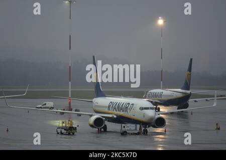 Des avions Ryanair ont été vus au sol à l'aéroport international de Cracovie-Balice, pendant la pandémie. Le dimanche, 13 décembre 2020, à l'aéroport international de Cracovie-Balice, Cracovie, Pologne. (Photo par Artur Widak/NurPhoto) Banque D'Images