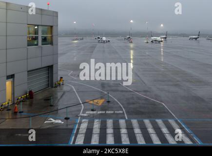 Des avions Ryanair ont été vus au sol à l'aéroport international de Cracovie-Balice, pendant la pandémie. Le dimanche, 13 décembre 2020, à l'aéroport international de Cracovie-Balice, Cracovie, Pologne. (Photo par Artur Widak/NurPhoto) Banque D'Images